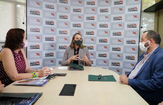 daniela reinehr recebe a deputada federal carla zambelli para apresentar modelo penitenciario catarinense 20210422 1220221735