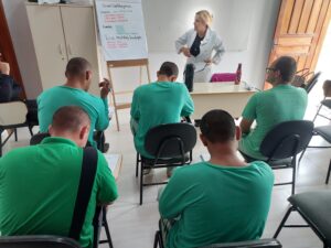 Presos de Itajaí iniciam curso de auxiliar de veterinário pelo Programa Reabilitação