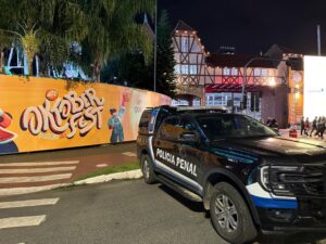 Polícia Penal de Santa Catarina reforça segurança na Oktoberfest com base fixa e monitoramento eletrônico