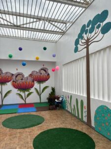 SEJURI inaugura espaço sensorial para bebês na unidade materno-infantil: cor, afeto e desenvolvimento no projeto “Janela Para o Mundo”